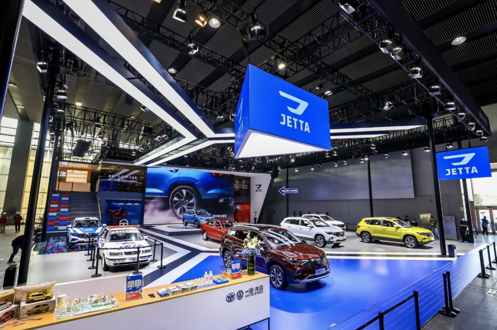 在今年北京车展中,捷达品牌讲的主题是情怀,车圈著名媒体人李老鼠把他